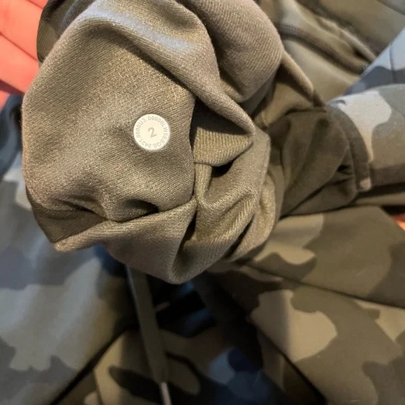 Lululemon camo joggers - Picture 2 of 6